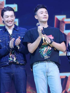 <b>《这就是歌唱》今晚团战 李荣浩电联袁娅维鼓励选手</b>