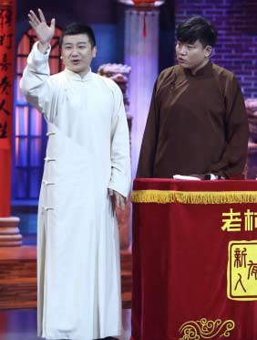 <b>《相声有新人》激烈酣战10强席位已去其三，相声故事真情感人不止竞赛</b>