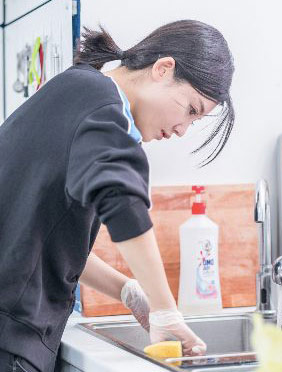 <b>杨子姗《中餐厅2》圆梦“小时工”  紧张四部曲可爱圈粉</b>