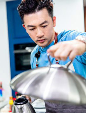 <b>苏有朋加盟《中餐厅2》“累到变形” 百变梗王技不压身</b>