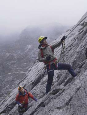 <b>《奇遇人生》跌宕寻路查亚峰   窦骁挑战大洋洲之巅</b>