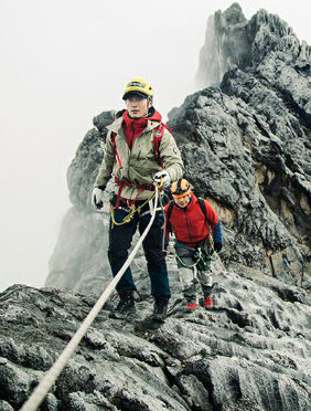 <b>吃苦是福！窦骁登顶查亚峰   展现“窦式乐观”</b>