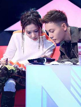 <b>“严格创始人”陈伟霆获封“搞笑担当”称号，段子相声讲不停！</b>