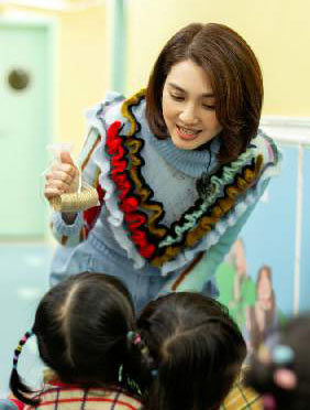 <b>《爱上幼儿园》财商教育课 张丹峰竟称洪欣是守财奴？</b>