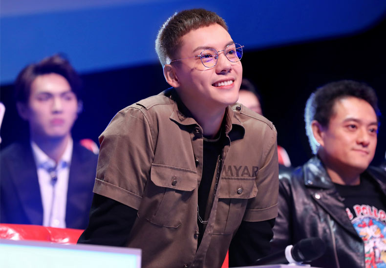 陈伟霆《下一站传奇》自曝常上网搜索队员近况，暖心鼓舞战队士气