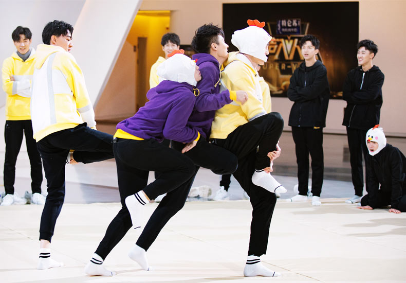 郑云龙首次演绎双重人格式唱法 本周六《声入人心》选歌翟李朔天秀一字马