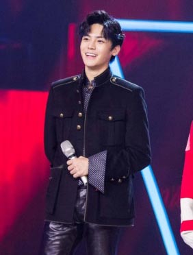 <b>侯明昊《蒙面唱将猜猜猜》化身糖果少年 甜蜜演绎《有一点动心》</b>