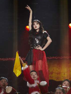 <b>程潇湖南春晚高台勇敢秀舞技惊呆众人 《踏鼓迎春》震撼美艳</b>