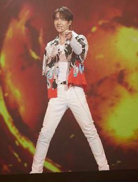 <b>机车男孩上线！王一博湖南春晚复古歌曲串烧热血霸气帅炸了！</b>