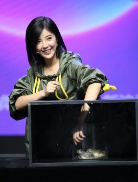 <b>赵奕欢玩游戏超拼命  女神竟是怪力女？</b>