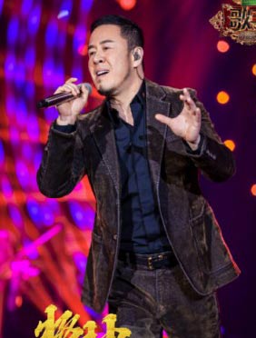 <b>《歌手》杨坤深情演唱《Love is over》 波琳娜变身小迷妹</b>