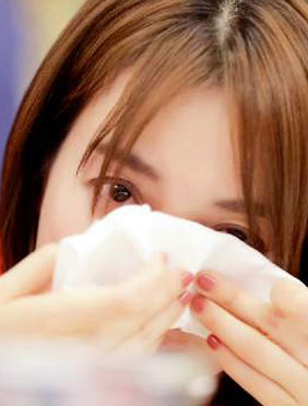 <b>《我家那闺女》吴昕给妈妈暖心化妆 被问朋友圈为何屏蔽父母</b>