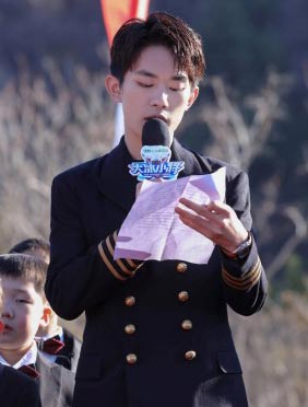 <b>易烊千玺现身中俄冰球挑战赛发布会 信心十足带队迎战</b>