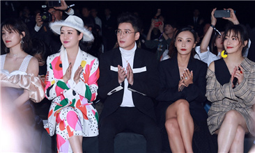 <b>韩栋受邀看秀触摸时尚前沿  金丝眼镜独具型格魅力</b>