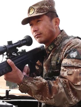 <b>《挑战不可能之加油中国》高级狙击技师移动时精准狙击 董卿惊叹“神乎其神</b>