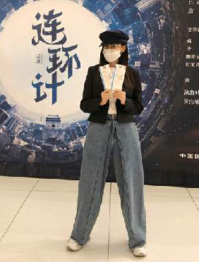 <b>张天爱现身话剧现场 包裹严实大长腿吸睛</b>