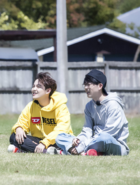 <b>《青春的花路》朱正廷吐露腰伤原因 费启鸣直呼“好心疼”   </b>