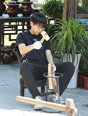 <b>劳动能手彭昱畅全面出击 综艺感爆棚承包一周笑点</b>