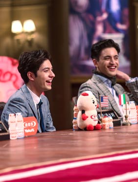 <b>《非正式会谈》第五季开播即引发网友热议，粉丝排队求萨沙口红色号</b>