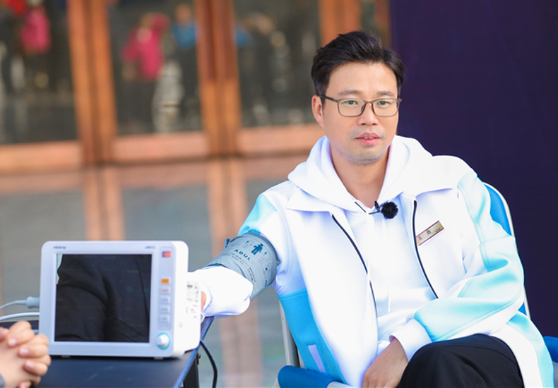 极限火锅局王迅“门牙”实力抢镜 《极挑5》全员“上绳”致敬纤夫精神