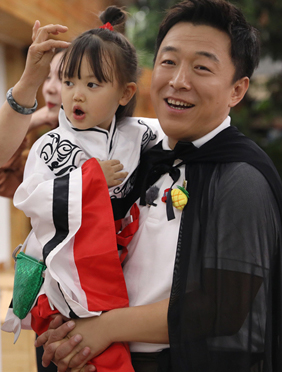 <b>《忘不了餐厅》上演变装秀 暖心黄渤“俘获”老人萌娃</b>