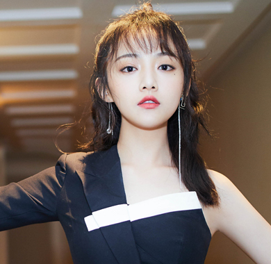 吴佳怡上海出席活动 红毯造型小秀性感引热议   