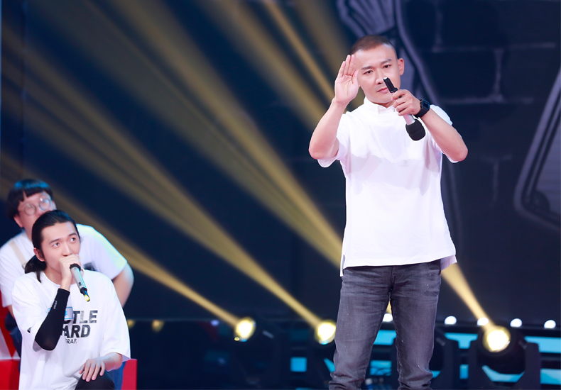 聂远化身表演系学长亮相综艺 现场讲冷笑话变“梗王”