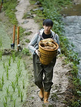 <b>彭昱畅两档综艺展多面魅力 “农活骨干”“校园男孩”无缝切换</b>