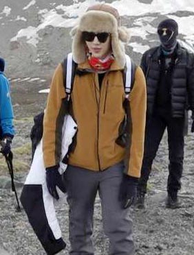 <b>陈学冬黄婷婷再约会登珠峰 秦奋被吐槽多余成“第三者”</b>