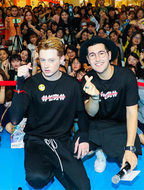 <b>宠粉狂魔！《非正式会谈》线下活动召集嘉宾空降 现场福利发放不停</b>