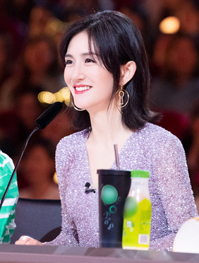 <b>《巅峰之夜》杂技父子上演惊险尖刀秀   李宇春感恩父亲培育</b>