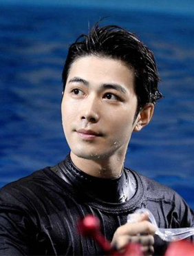 <b>陈学冬张伦硕潜水遇鲨鱼 钟丽缇携婆婆诉婚后委屈</b>