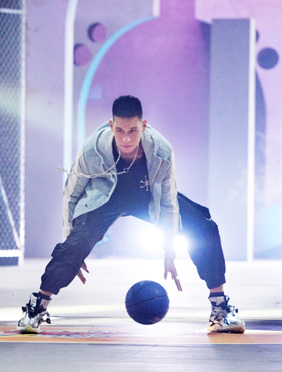 <b>《我要打篮球》林书豪现身CBA选秀大会鼓励新秀自信打篮球</b>