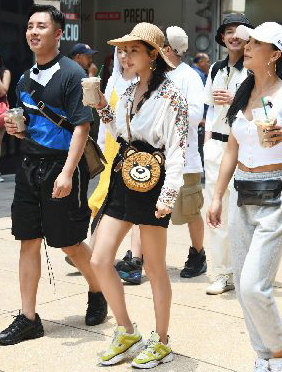 <b>《各位游客请注意》首播5热搜霸榜，光明日报点赞 张雨绮、陈学冬联手教了一</b>