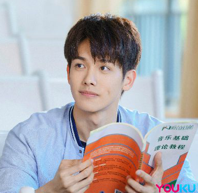 <b>王以纶《初恋了那么多年》杀青  甜酷少年再现反差魅力</b>