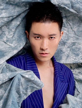 <b>实力小生何志龙独挑大梁 南山戏剧节携悬疑话剧《一二四》重磅亮相</b>