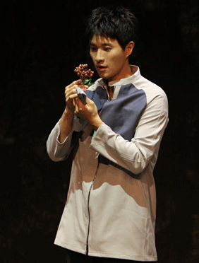 <b>原创悬疑话剧《一二四》开演 何志龙舞台狂飙演技  </b>