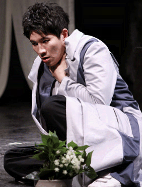 <b>何志龙携悬疑话剧《一二四》北京开演 舞台现场张力十足惹人注目</b>