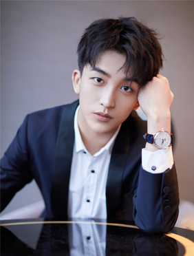 <b>黄子弘凡成《双子杀手》超前体验官 出席首映红毯推广电影革新</b>