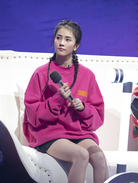 <b>李克勤、白鹿现身《嗨唱转起来》，转盘舞台“秒”变演唱会现场</b>