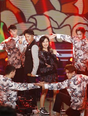 <b>凤凰传奇全新演绎《大碗宽面》，《嗨唱转起来》燃起惊喜混搭风</b>