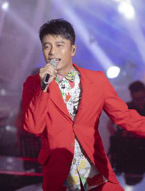 <b>《嗨唱转起来》李克勤、王一博助阵全新主题，“隐藏的歌手”登转盘舞台惊喜</b>