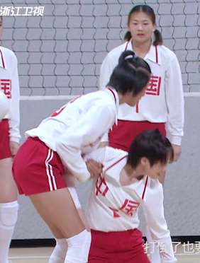 <b>梁静李宇春上演球场对决 双马尾冲天辫重现中国女排经典造型</b>