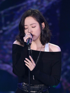 <b>张靓颖《嗨唱转起来》串烧影视金曲引发回忆潮，自称竟是疯狂追剧族？</b>