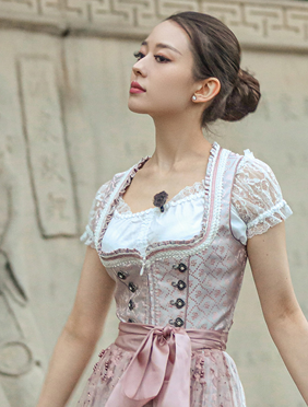 <b>《幸福三重奏2》吉娜穿德国传统服饰显身材 遇郎式御寒：好看比什么都强！</b>