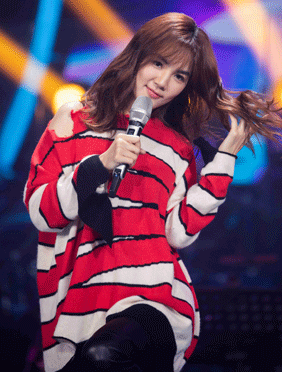 <b>SHE成员陈嘉桦助阵《嗨唱转起来》，长发飘飘女人味十足引尖叫</b>