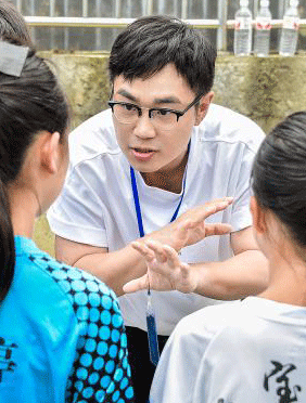 <b>《奇遇人生》大鹏与元宝队并肩作战  远赴贵州山区用足球踢出未来</b>