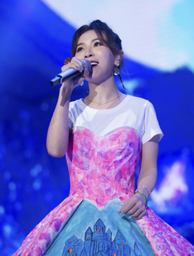 <b>黄雅莉穿夜光长裙亮相《嗨唱转起来》 ，“消失十年”如今已是装置艺术家？</b>