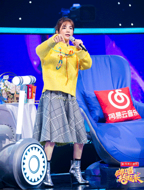 <b>ELLA陈嘉桦CINDY比做表情包，3unshie登台《嗨唱转起来》为勇敢女孩发声</b>