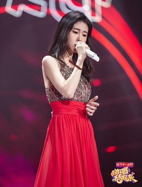 <b>《嗨唱转起来》张碧晨甩掉“张大爷”标签，一袭红裙赴“玫瑰之约”</b>